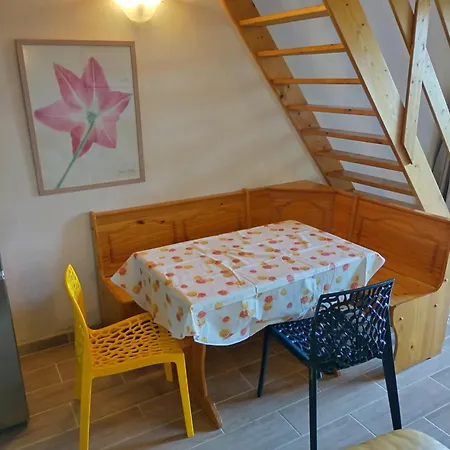 Maisonnette Pour 6 Personnes Avec Piscine Tatil Evi Neffies